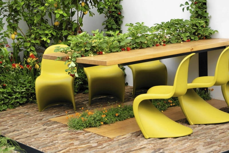 TARAS , MINIWARZYWNIK , STOL Z PRZERWA NA SKRZYNKE W KTOREJ POSADZONO SADZONKI TRUSKAWEK FOT. MALGORZATA DYRSKA PUBLIKACJA MAGNOLIA NR 6 (2) - 6 2012 SLOWA KLUCZOWE: OGROD OWOC MEBEL OGRODNICTWO ZDJĘCIE DO WKŁADKI: PUBLIKACJA MAGNOLIA NR 6 (2) - CZASOPISMA