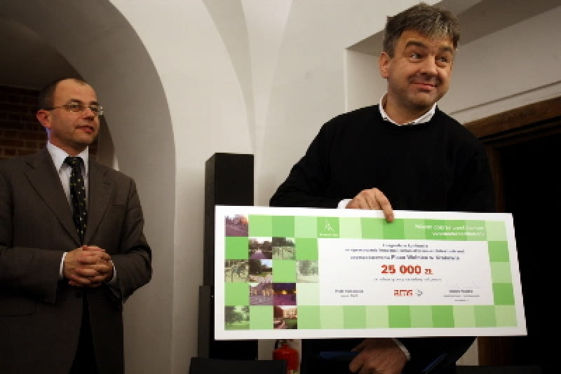 Kazimierz Łatak odbiera główną nagrodę w konkursie na zagospodarowanie placu Wolnica w Krakowie (25 tys. zł) Kazimierz Łatak odbiera główną nagrodę w konkursie na zagospodarowanie placu Wolnica w Krakowie (25 tys. zł)
