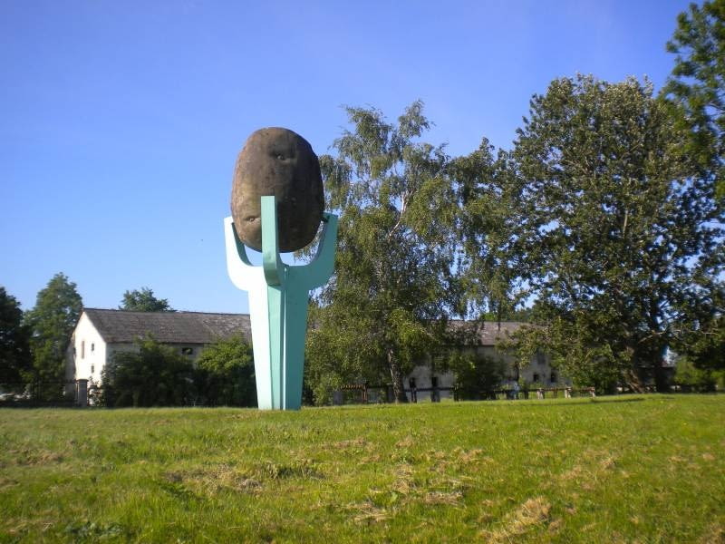 Pomnik ziemniaka, proj. Wiesław Adamski, Biesiekierz, Polska, 1983 Pomnik ziemniaka, proj. Wiesław Adamski, Biesiekierz, Polska, 1983