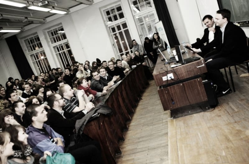 Czwarte spotkanie z cyklu Polska Bryła z Mikołajem Kadłubowskim i Krzysztofem Mycielskim, współwłaścicielami pracowni architektonicznej Grupa 5 grupa 5 polska bryła wykład mikołaj kadłubowski krzysztof mycielski