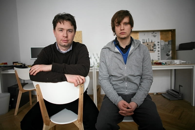 Kamil Miklaszewski i Karol Szparkowski 16.02.2010 WARSZAWA . ARCHITEKCI Z GRUPY PROJEKTOWEJ PLUS48 , OD LEWEJ : PAWEL WYRZYKOWSKI , KAROL SZPARKOWSKI . FOT. BARTOSZ BOBKOWSKI / AGENCJA GAZETA