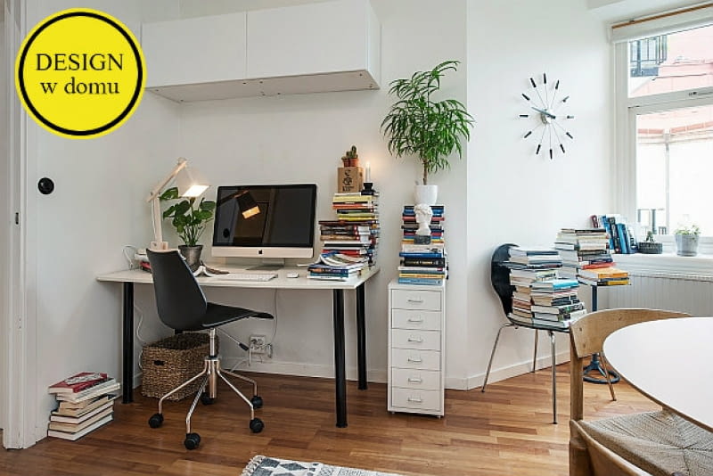 Design w domu: skandynawskie mieszkanie. Kącik biurowy. Na biurku lampka Muuto. skandynawski styl, mieszkanie w skandynawskim stylu, skandynawski design, design w domu