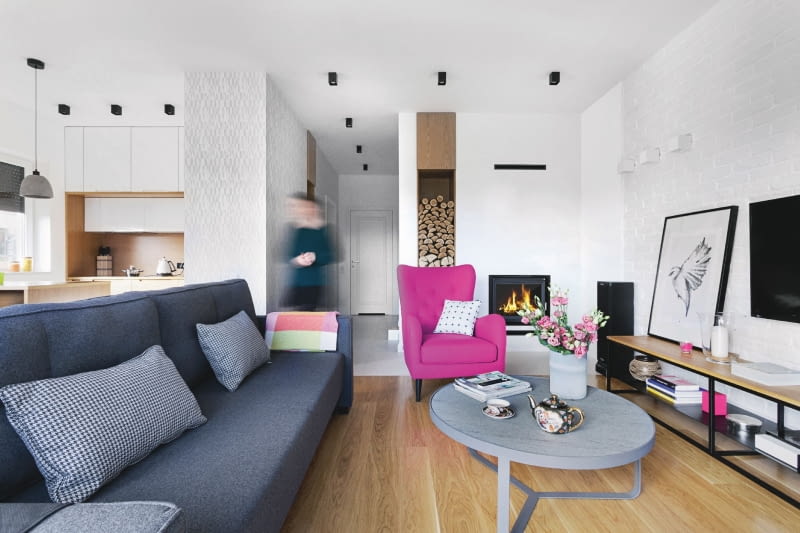 Wśród szarości, beżów i bieli wybija się amarantowy fotel Pola z Moma Studio. Z tego samego sklepu są kanapa Cuba i stolik kawowy Torring 90. W tle minimalistyczny kominek z pojemną wnęką na opał (wkład z kratki.pl). Wśród szarości, beżów i bieli wybija się amarantowy fotel Pola z Moma Studio. Z tego samego sklepu są kanapa Cuba i stolik kawowy Torring 90. W tle minimalistyczny kominek z pojemną wnęką na opał (wkład z kratki.pl).