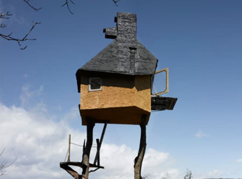Treetop Tea House projektu Terunobu Fujimori w Nagano, w Japonii to przykład niewielkiej, prostej konstrukcji nawiązującej do tradycyjnych realizacji tego typu. Do jej budowy wykorzystano materiały dostępne w okolicy. Treetop Tea House