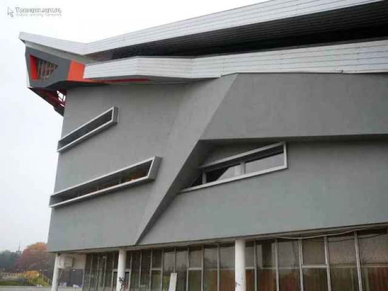 Mościckie Centrum Kultury obecnie, po fatalnej modernizacji. Modernistyczne cacko przemieniło się w postmodernistyczny kicz i odpust modernizacja, modernizm, tarnów, makabryła