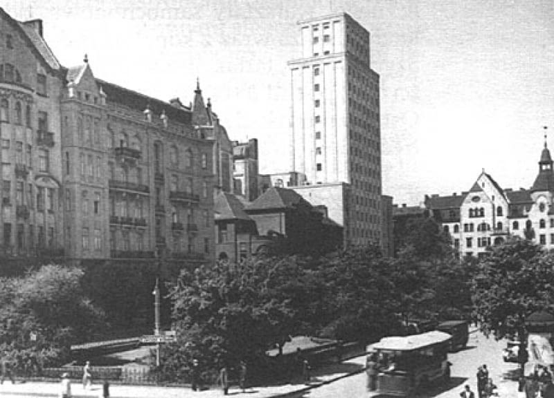 Aż do do 1940 r. siedziba spółki Stradom mieściła się nie w Częstochowie lecz w Warszawie: od lat 30. przy pl. Napoleona 9 (obecnie pl. Powstańców Warszawy). Pod tym adresem kryje się przedwojenny drapacz chmur towarzystwa ubezpieczeniowego Prudential, w którym wynajmowano pomieszczenia dla innych firm i biur. Po II wojnie światowej gmach odbudowano na hotel. poznań, katowice, modernizm, wieżowce, warszawa, polska