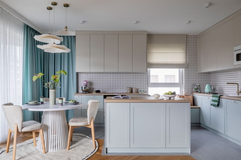 Duża kuchnia z wyspą – marzenie pani domu – płynnie łączy się z częścią jadalnianą. Obydwie strefy stały się centrum rodzinnego życia. Duża kuchnia z wyspą – marzenie pani domu – płynnie łączy się z częścią jadalnianą. Obydwie strefy stały się centrum rodzinnego życia.