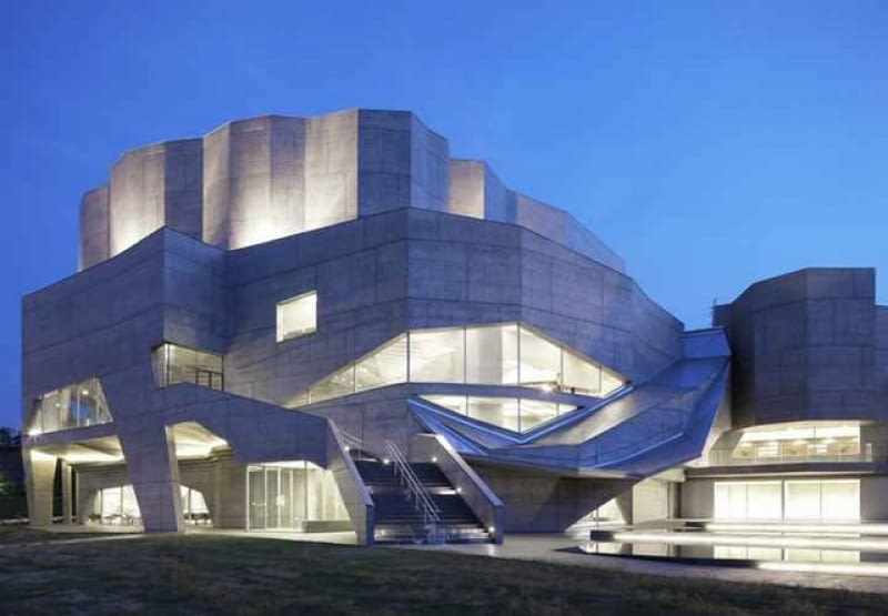 Miejskie Centrum Kultury i Biblioteka w Ofunato projektu tokijskiej pracowni Chiaki Arai Urban sala koncertowa, japonia, publiczne, dekonstruktywizm, beton