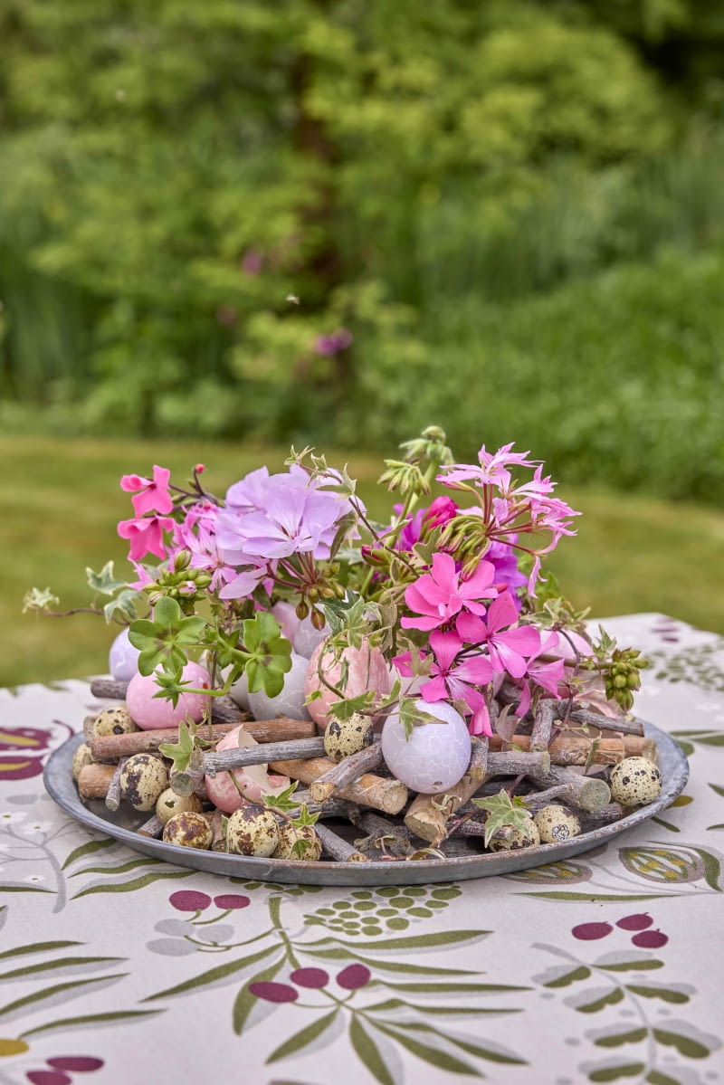 Projekt DIY: wazoniki ze skorupek jajek wypełnione pelargoniami