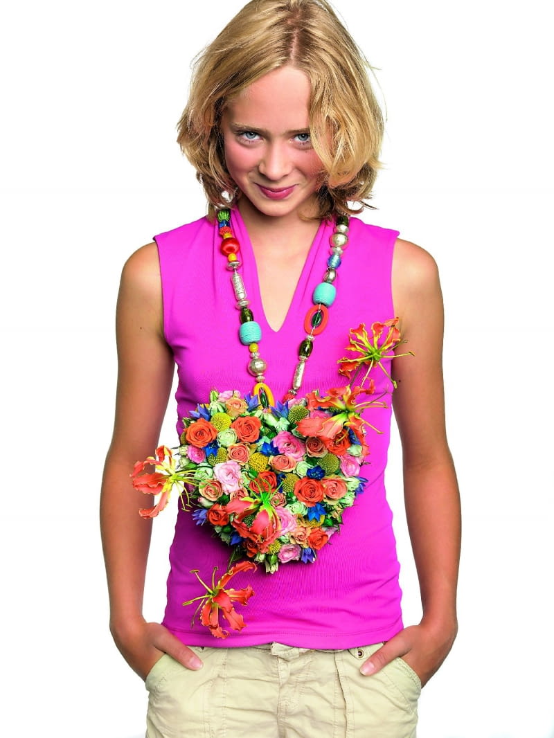 Naszyjnik z kwiatów gloriozy, róży i kraspedii, przyklejonych do tekturki w kształcie serca. Można je też nawlekać niczym koraliki na giętki drut i tworzyć kwiatowe korale.