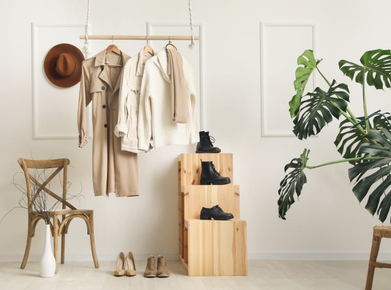 Wieszak na ubrania w przedpokoju. Wieszak na ubrania w przedpokoju.