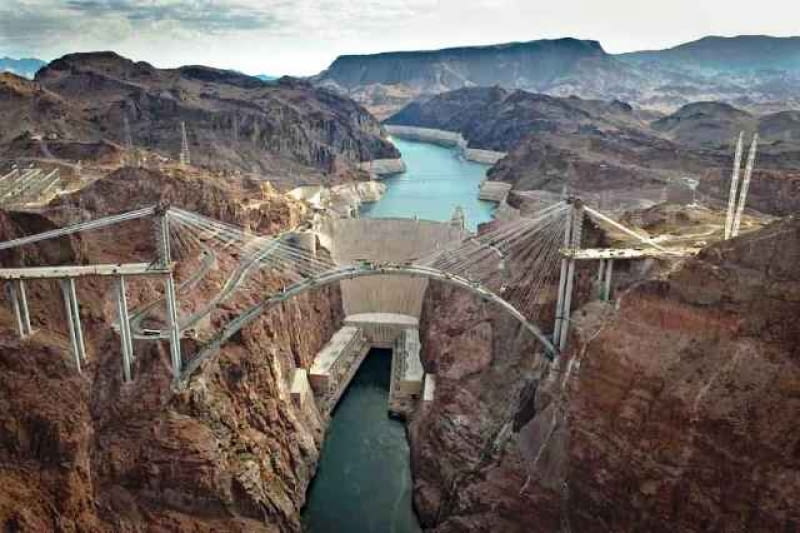 Most Hoover Dam Bypass w USA zostanie ukończony w listopadzie 2010 roku. Odciąży od ruchu samochodowego znajdującą się pół kilometra dalej Zaporę Hoovera konstrukcja, beton, ameryka, usa, most