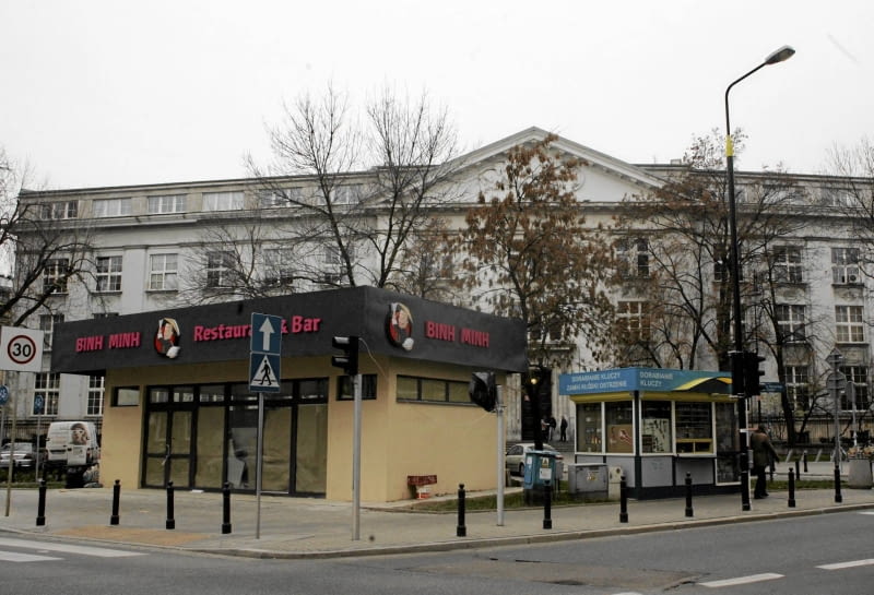 Skwerek przy ul. Noakowskiego oszpeciła buda z różowym szyldem. W tle neoklasycystyczny gmach kreślarni Politechniki Warszawskiej z lat 20. XX w. 15.11.2013 Warszawa , Skwer 3 Batalionu Pancernego AK Golski . Budka " Bar Minh ". fot . Przemek Wierzchowski / Agencja Gazeta SLOWA KLUCZOWE: Skwer budowla politechnika pawilon buda gastronomia /FR/
