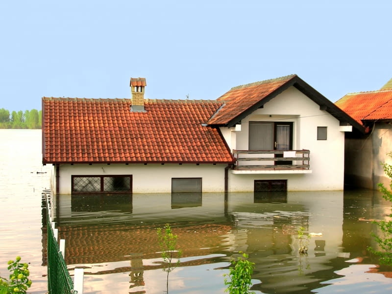 Włamanie, zalanie lub pożar? Sprawdź, jak sfinansować naprawę zniszczeń i odzyskać spokój w swoich czterech kątach