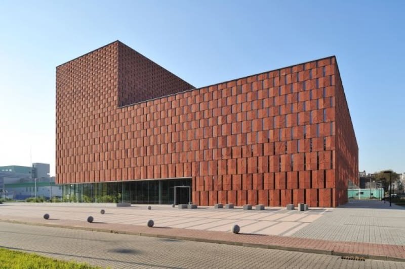 Najpiękniejsza biblioteka w regionie, czyli Centrum Informacji Naukowej i Bibliotece Akademickiej obchodzi piąte urodziny </p> Centrum Informacji Naukowej i Bibliotece Akademickiej początek świętowania urodzin zaplanowało na godz. 11. W programie uroczystości przewidziano wiele atrakcji, m.in.: quizy z nagrodami, zwiedzanie biblioteki, wręczenie nagród laureatom konkursów: '#LubięCinibę' i 'Zostań bibliotekarzem w CINiB-ie na jeden dzień', warsztaty pt. 'Joga akademicka z książką', a także poczęstunek urodzinowym tortem. Serdecznie zapraszamy do wspólnego świętowania! W poniedziałek można też zwiedzać bibliotekę. Rozpoczyna się ono w Holu Głównym, w następujących godzinach: 10.00, 12.00, 14.00, 16.00, 18.00. </p> Budynek zaprojektowany przez architektów z pracowni HS99. CINiBA to jedna z największych i najnowocześniejszych bibliotek w kraju. Charakteryzuje ją ruda elewacja, która swym kolorem nawiązuje do lokalnej tradycji budowlanej. Jednak architekci zamiast cegły wykorzystali tutaj specjalną odmianę piaskowca. W szczelinach między płytami znajdują się okna, w sumie jest ich 4004, każde z nich ma 18 centymetrów szerokości a ich wysokość jest zmienna - im wyżej, tym okna są niższe. Budowa wspólnej biblioteki Uniwersytetu Śląskiego i Uniwersytetu Ekonomicznego kosztowała ok. 80 mln zł. BRYŁA ROKU 2011: Centrum Informacji Naukowej i Biblioteki Akademickiej w Katowicach, proj HS99