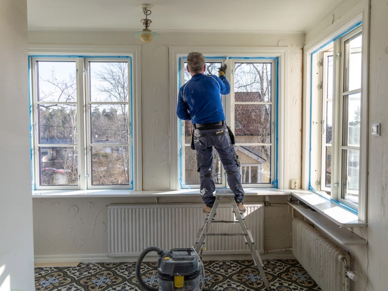 Jak pomalować ramę okienną i nie zachlapać szyby? Jak pomalować ramę okienną i nie zachlapać szyby?