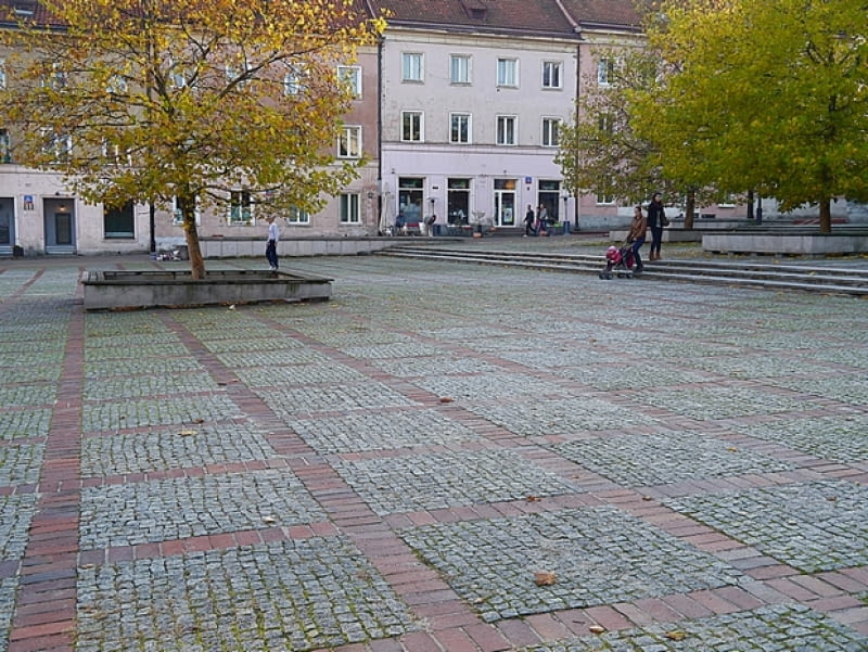 MARIENSZTAT - ten fragment historycznej Warszawy, pozostaje martwy zarówno społecznie, jak turystycznie. Chcemy rozwiązać zagadkę tego miejsca, które mimo licznych starań, nigdy nie stało się atrakcyjną przestrzenią spotkań. Wspólnie z mieszkańcami opracujemy rozwiązania przywracające życie na mariensztackim rynku i w jego okolicy. Fundacja na Rzecz Wspólnot Lokalnych 'Na Miejscu'