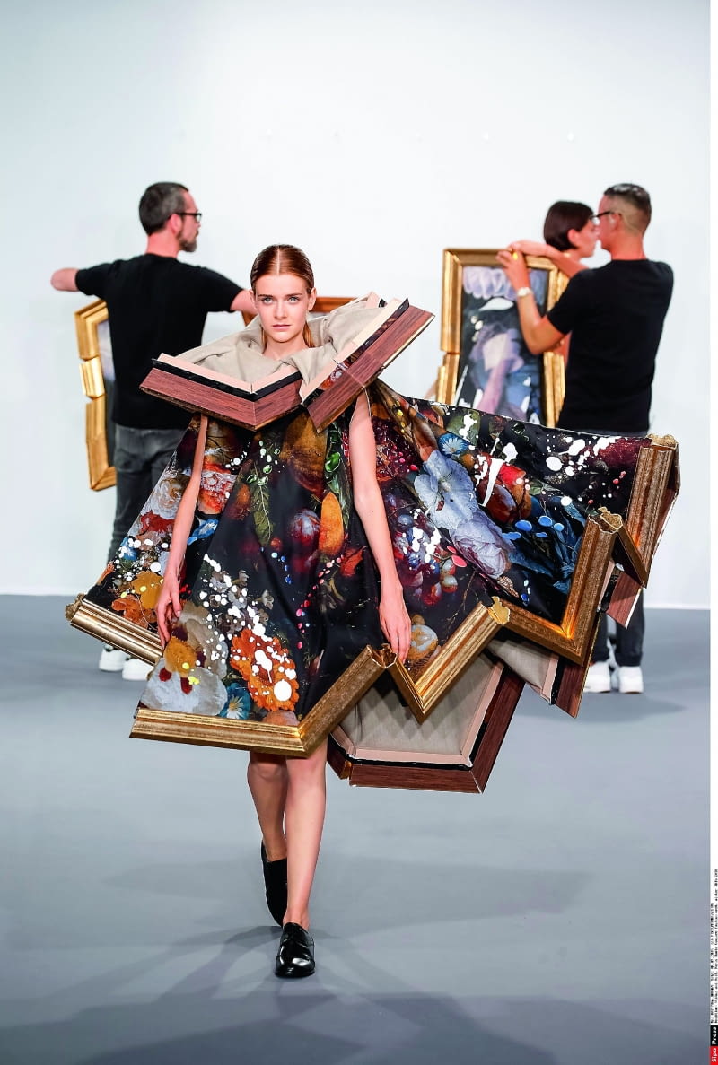 Suknia obraz . Czyli oryginalny pomysł duetu modowego Victor & Rolf. Kolekcja haute couture 2015/2016/East News. Suknia obraz . Czyli oryginalny pomysł duetu modowego Victor & Rolf. Kolekcja haute couture 2015/2016/East News.