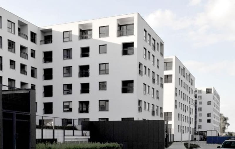 Osiedle Górczewska Park to okna od sufitu do podłogi, jasne elewacje, proste linie i drewniane akcenty. Osiedle Górczewska Park. Warszawa, ul. Górczewska 181, proj JEMS Architekci