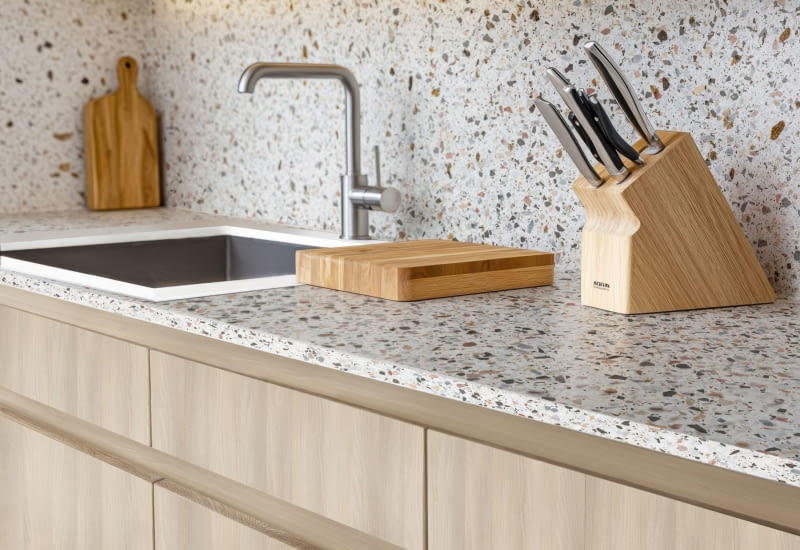 Woodeco_Blat UltraFit Terazzo Colore PK9020_płyta laminowana Akacja Świetlista PD7092 Woodeco_Blat UltraFit Terazzo Colore PK9020_płyta laminowana Akacja Świetlista PD7092