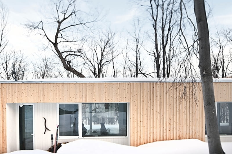 Dom w Quebecu; proj. la SHED architecture jasny dom, minimalistyczne wnętrza, proste wnętrza, styl skandynawski, dom w minimalistycznym stylu