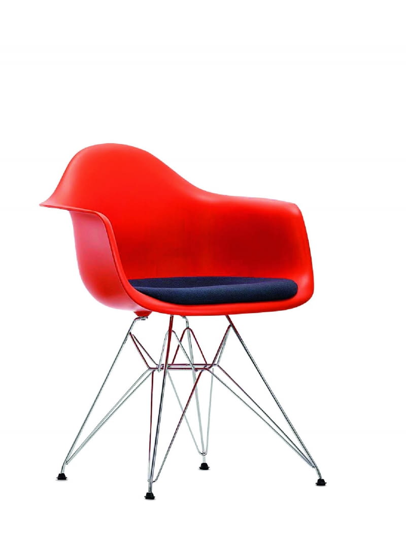 Plastic chair. Kultowe krzesło z 1950 r. Współczesna wersja z polipropylenu jest jeszcze bardziej komfortowa. 1798 zł, vitra.com/ipnoticstore.pl