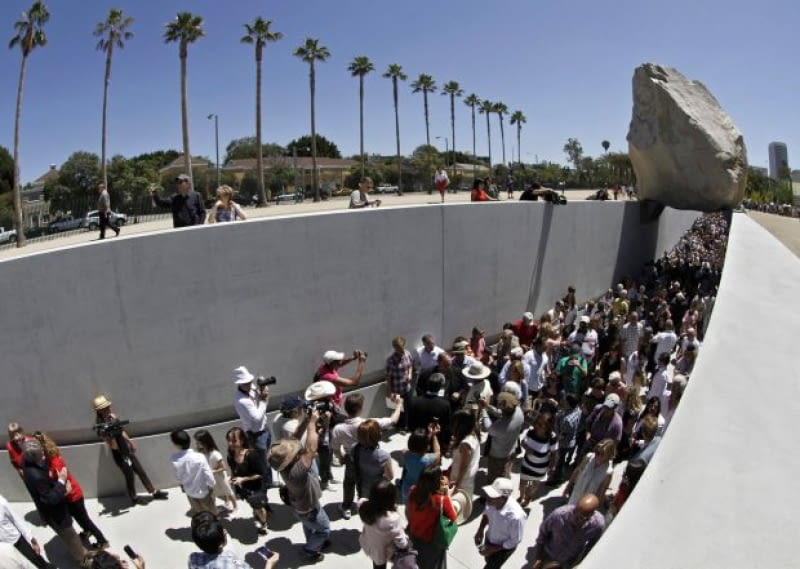 Autorem instalacji "Levitated Mass" jest Michael Heizer Ten granitowy głaz stał się jednym z największych i najcięższych dzieł sztuki w historii. Autorem instalacji "Levitated Mass" jest Michael Heizer, znany z wielkich rzeźb, które umieszcza w krajobrazie