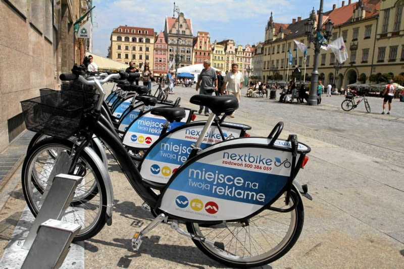 Wypożyczalnia rowerów we Wrocławiu 08.06.2011 WROCLAW , WYPOZYCZALNIA ROWEROW MIEJSKICH NA WROCLAWSKIM RYNKU . FOT. MACIEJ SWIERCZYNSKI / AGENCJA GAZETA SLOWA KLUCZOWE: ROWER MIEJSKI ROWERY WYPOZYCZALNIA NEXTBIKE ZDJĘCIE DO WKŁADKI: DLOWA strony lokalne GW - WarszawaGazeta_Stoleczna