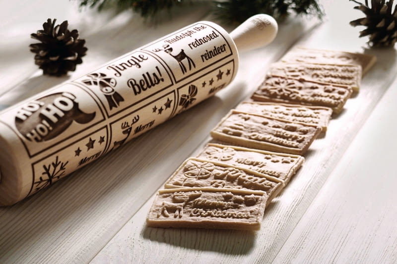 Wzorowo Wałek wykonany z drewna bukowego. Głębokie grawerowanie zapewnia doskonałe wzory, Merry Christmas Biscuit, 110 zł, Mood for Wood, moodforwood.pl
