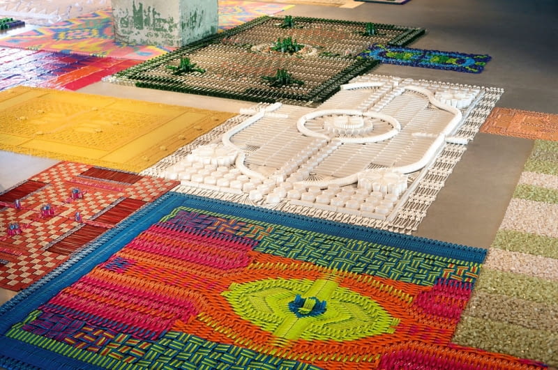 Kneeling dywany efemeryczne układane specjalnie na wystawy. Dzieło studia We MakeCarpets. Kneeling dywany efemeryczne układane specjalnie na wystawy. Dzieło studia We MakeCarpets.