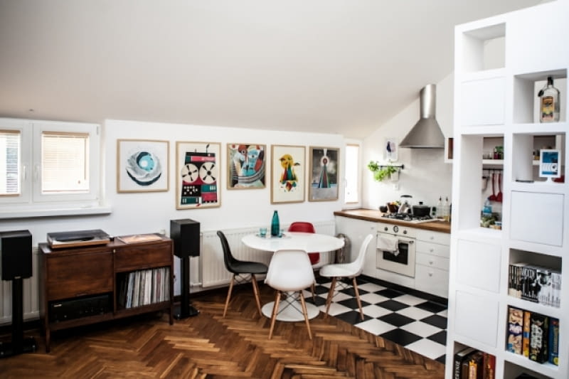 Kawalerka Łukasza ma 30 m kw. Znajduje się w budynku z 1961 roku na warszawskim Grochowie. Metamorfoza kawalerki 30 m2, proj. Zupart.com