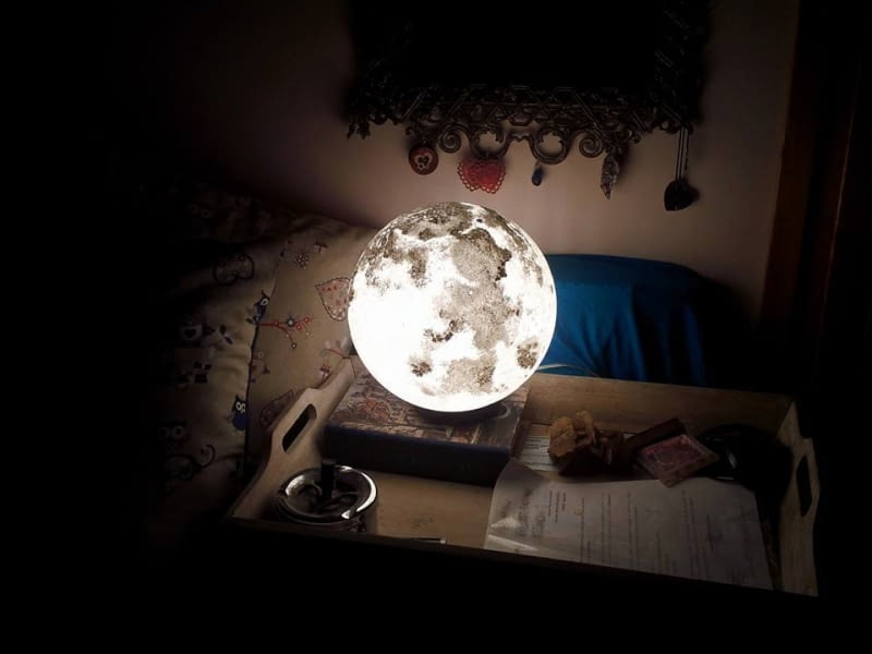 Lampy Pulsar Moonlight Kosmiczne planety podbijają internet. Możesz mieć księżyc w pełni każdej nocy