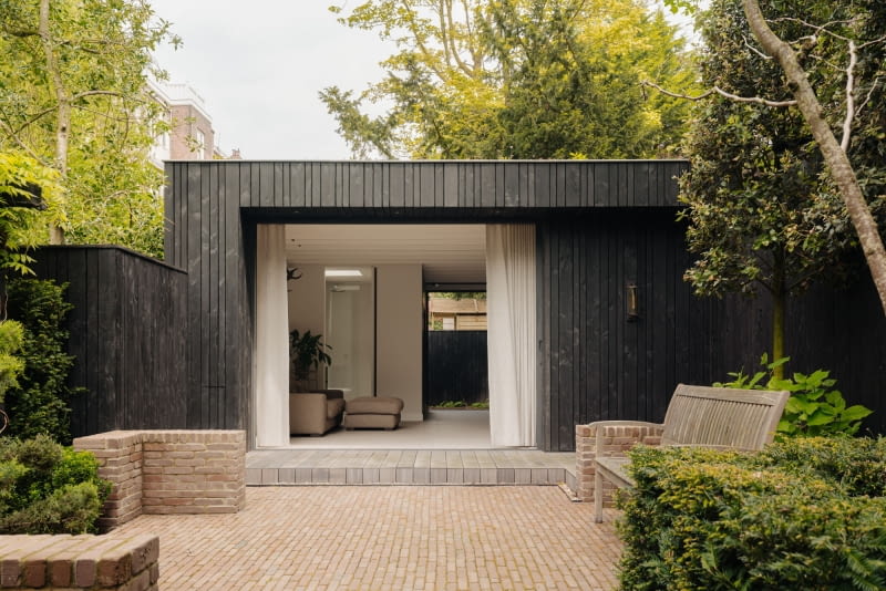 Zabytkowa kamienica położona jest w odległości krótkiego spaceru od słynnego Vondelparku. Mały domek w bujnym, zielonym ogrodzie pełni funkcję pensjonatu i jest zaproszeniem do wypoczynku.