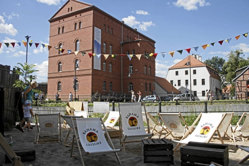Plaża przy kawiarni Strefa nad Młynówką 21.07.2013 Bydgoszcz , Wyspa Mlynska , plaza przy kawiarni " Strefa " . Fot. Pawel Malinowski / Agencja Gazeta