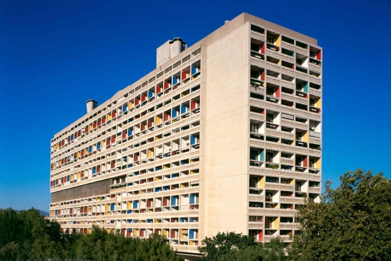 Unite d`Habitation, czyli jednostka mieszkalna od Le Corbusiera w Marsylii, budowana w latach 1947-1952. Prekursorski budynek pod względem układu funkcjonalnego i estetyki surowego betonu. brutalizm, le corbusier, modernizm, architektura, miasto, architekt