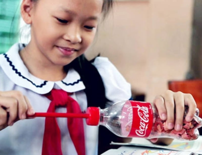 Kampania "2nd Lives"; Ogilvy & Mather China. Coca-Cola, recykling, co zrobić z butelki, plastikowa butelka po Coli, coca-cola