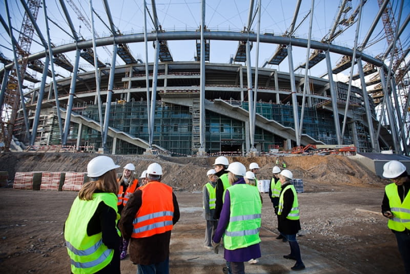 W ramach festiwalu 'Warszawa w budowie 2', odbyła się wycieczka na plac budowy Stadionu Narodowego, prowadzona śladem koncepcji JSK Architekci - autorów projektu. Uczestników oprowadzał wiceprezes firmy JSK Architekci, Mariusz Rutz. W ramach festiwalu 'Warszawa w budowie 2', odbyła się wycieczka na plac budowy Stadionu Narodowego, prowadzona śladem koncepcji JSK Architekci - autorów projektu. Uczestników oprowadzał wiceprezes firmy JSK Architekci, Mariusz Rutz.