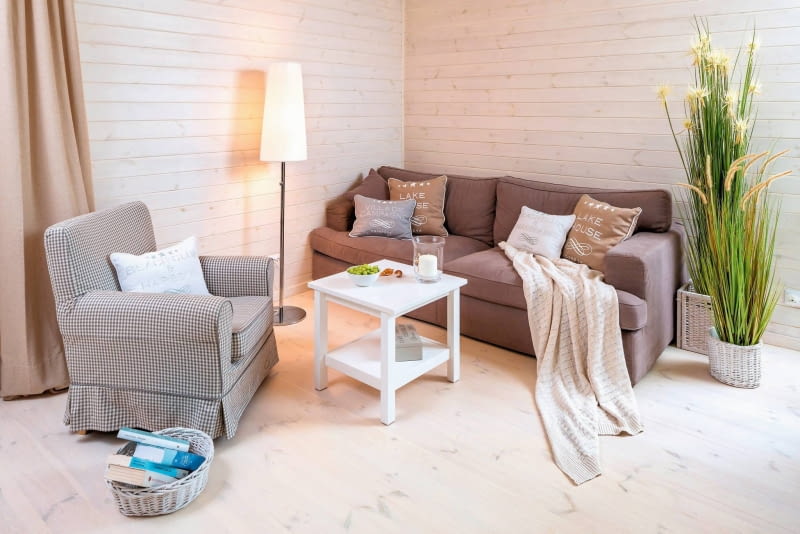 Aranżacja w skandynawskim stylu z elementami plażowego domku sprawia, że przez cały rok w domu panuje wakacyjny klimat. salon, wystrój wnętrz, aranżacje wnętrz