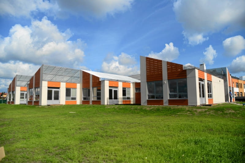 Przedszkola modułowe buduje się szybko, ale formalności związane z ziemią i kanalizacją zajmują dużo czasu 25.08.2014 Szczecin . Przedszkole modolowe przy skzole na ul. Zlotowska . Fot. Lukasz Wegrzyn / Agencja Gazeta SLOWA KLUCZOWE: szkola nauka oswiata budynek