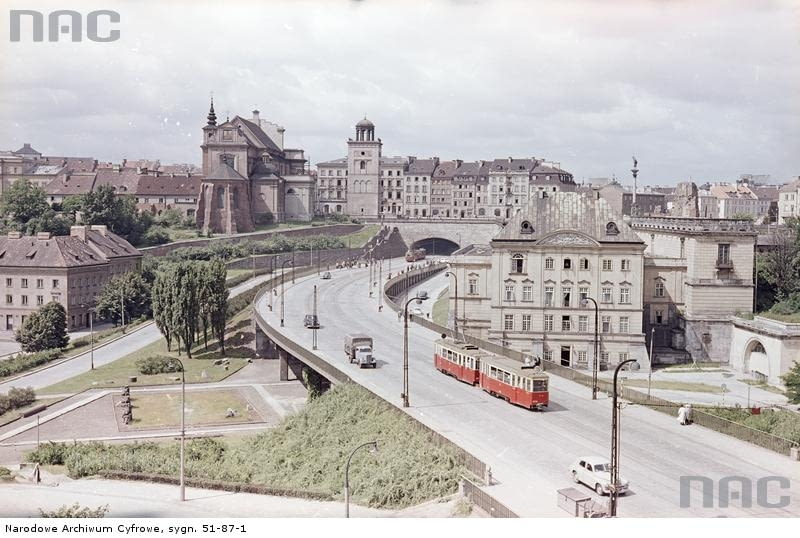 Trasa W-Z w Warszawie (lata 1961 - 1968). Trasa od strony mostu w kierunku Starego Miasta. Od lewej widoczne m.in.: kościół Św. Anny z dzwonnicą, kamienice przy ulicy Krakowskie Przedmieście, wylot tunelu trasy, elewacja pałacu Pod Blachą oraz Kolumna Zygmunta. Widoczny tramwaj linii 18 w którego skład wchodzą wagony: silnikowy 4N i doczepny 4ND. Widok z góry. Trasa W-Z w Warszawie, Trasa od strony mostu w kierunku Starego Miasta. Od lewej widoczne m.in.: kościół Św. Anny z dzwonnicą, kamienice przy ulicy Krakowskie Przedmieście, wylot tunelu trasy, elewacja pałacu Pod Blachą oraz Kolumna Zygmunta. Widoczny tramwaj linii 18 w którego skład wchodzą wagony: silnikowy 4N i doczepny 4ND. Widok z góry.