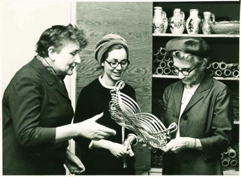 Wanda Telakowska w rozmowie z żoną premiera Szwecji Tage Erlandera , 1967 r. Wanda Telakowska