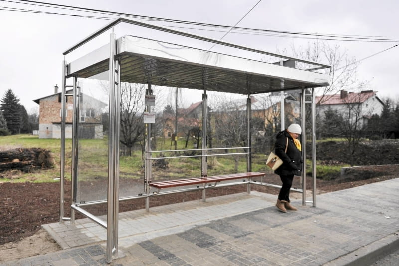 Nowe wiaty w Rzeszowie 26.11.2014 Rzeszow , ul Kardynala Karola Wojtyly . Nowa wiata przystankowa MPK . Fot. Patryk Ogorzalek / Agencja Gazeta SLOWA KLUCZOWE: autobus mpk przystanek wiata