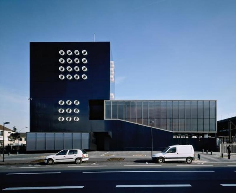 Czy to siedziba banku, luksusowy apartamentowiec albo elegancka szkoła artystyczna? Nie, tak wygląda komisariat policji we francuskim Saint-Denis. Projektanci z X_TU architects nadali budynkowi wygląd lśniącego magnum, bo jak broń ma gładką i czarną powłokę. publiczne, beton, francja, budynek, komisariat