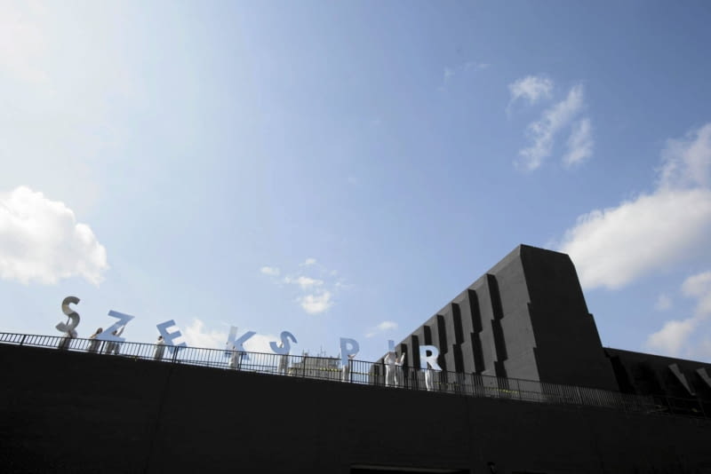 Pierwszy Spacer Gdańszczan po Murze Gdańskiego Teatru Szekspirowskiego to jedna z akcji zorganizowanych w ramach Dni Otwartych Funduszy Europejskich z okazji 10-lecia Polski w UE 01.05.2014 Gdansk . Dni otwarte teatr szekspirowski . Fot. Dominik Sadowski / Agencja Gazeta SLOWA KLUCZOWE: POMORSKA KOLEJ METROPOLITARNA