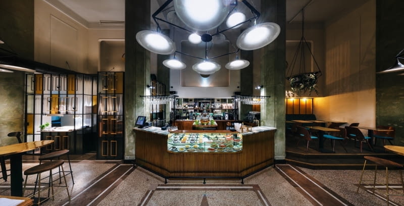 Bar Wykonany z mosiężnych rurek, filary z zielonego kamienia. Kompozycje z bluszczu są pomysłowo zaaranżowane. Bar Wykonany z mosiężnych rurek, filary z zielonego kamienia. Kompozycje z bluszczu są pomysłowo zaaranżowane.