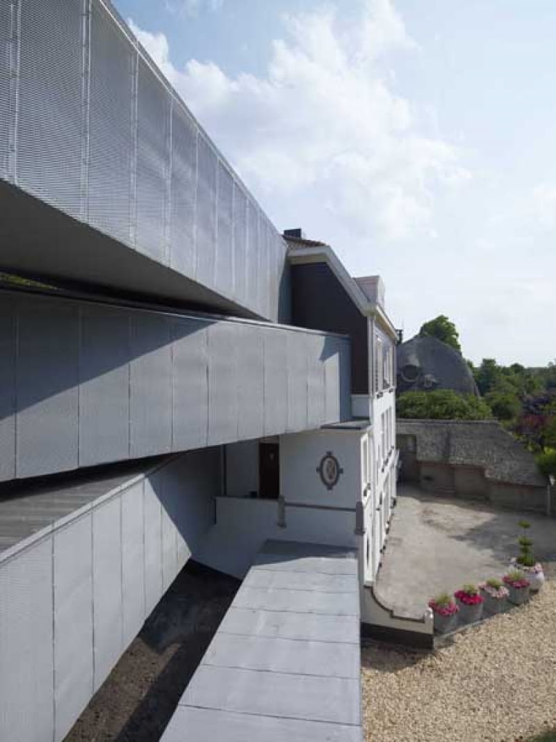 Półprzeźroczysty tuby o prostokątnym przekroju, przypominają mosty łączące przeciwległe powierzchnie wystawiennicze. sla, muzeum, zabytki, holandia, renowacja, adaptacja, leerdam