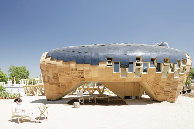 Fab Lab House prototypowy ekodom, który pokazano po raz pierwszy w Madrycie podczas konkursu Solar Decathlon Europe. Dzieło naukowców z ponad 20 krajów świata produkuje trzy razy więcej energii niż jej zużywa. zrównoważone budownictwo, ekologia, zielona architektura, hiszpania, dom