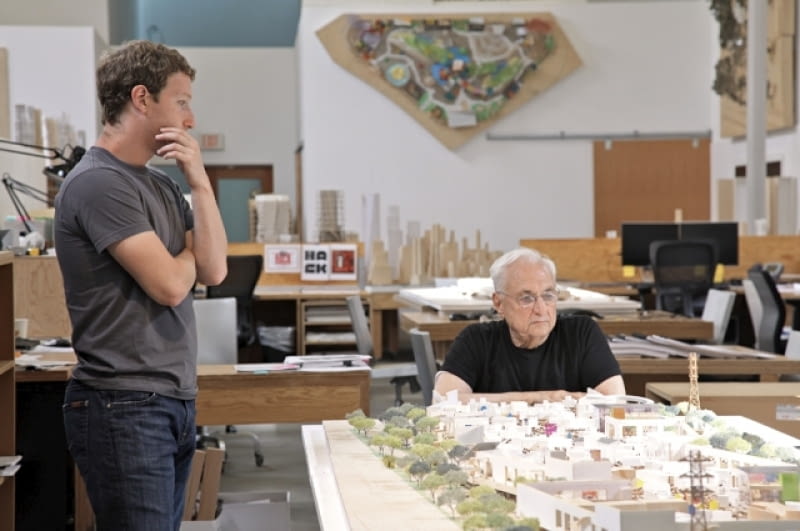 Dyskusja Zuckerberga i Gehry'ego nad makietą nowego kampusu FB projektu amerykańskiego star-architekta. Dyskusja Zuckerberga i Gehry'ego nad makietą nowego kampusu FB projektu amerykańskiego star-architekta.