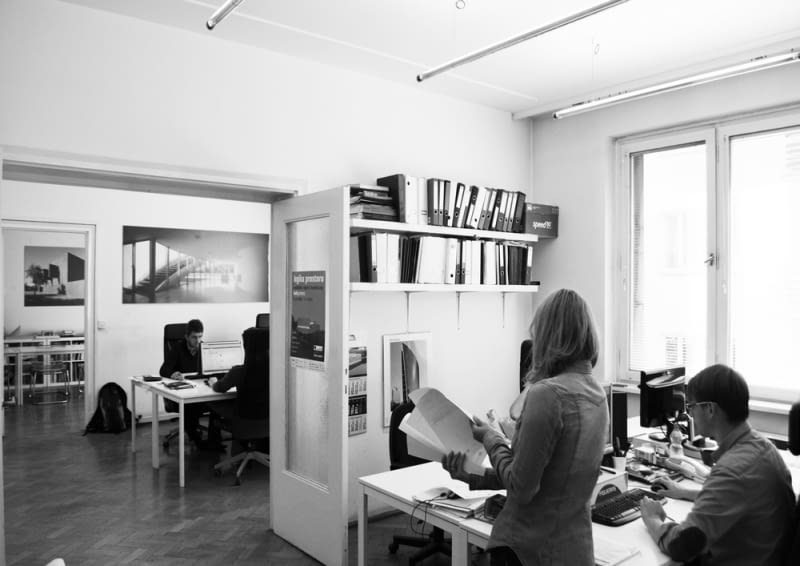 Pracownia KWK Promes znajduje się w modernistycznej, przedwojennej kamienicy w Katowicach. Pracownia KWK Promes znajduje się w modernistycznej, przedwojennej kamienicy w Katowicach.