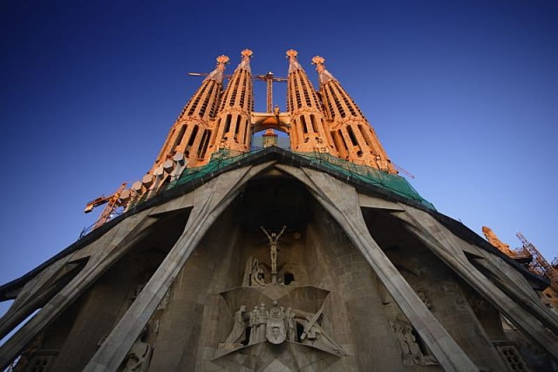 Sagrada Familia w Barcelonie, proj. Antonio Gaudi 1882-1926, Barcelona, Spain --- Facade of Sagrada Familia --- Image by O. Alamany & E. Vicens/Corbis